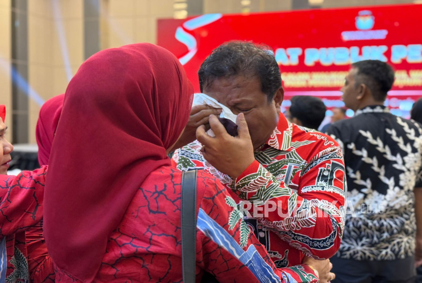 Calon Wali Kota Pangkalpinang Saparudin menahan tangis mengetahui kakaknya wafat menjelang debat pilkada.