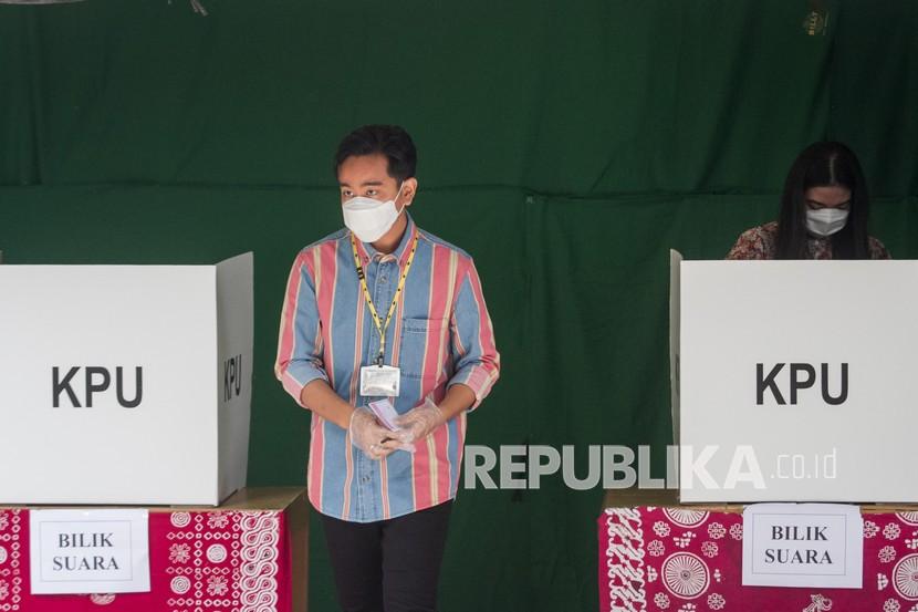 Gibran Rakabuming Raka (kiri). Partai Demokrat menuding alasan Presiden Joko Widodo tidak melanjutkan pembahasan revisi UU Pemilu adalah untuk menyiapkan Gibran maju di Pilkada DKI.
