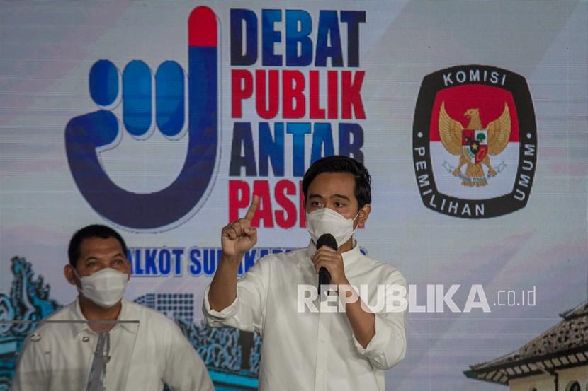 Calon Wali Kota Solo nomor urut satu Gibran Rakabuming Raka (kanan) menyampaikan visi misi saat Debat Terbuka Pilihan Wali Kota dan Wakil Wali Kota Solo di Solo, Jawa Tengah, Jumat (6/11/2020). Komisi Pemilihan Umum (KPU) Solo dalam debat pertama mengangkat tema 