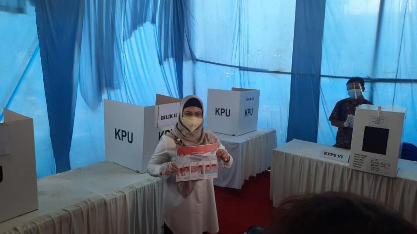 Calon Wali Kota Tangerang Selatan (Tangsel) nomor urut dua Siti Nur Azizah bersama keluarga menggunakan hak suaranya di tempat pemungutan suara (TPS) 08, Pondok Pucung, Kecamatan Pondok Aren, Kota Tangsel, Rabu (9/12).