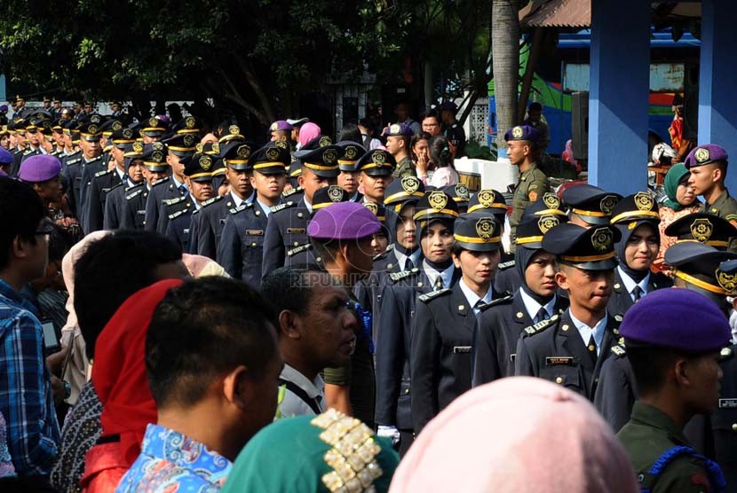 Calon Wisudawan berbaris sebelum mengikuti upacara pelepasan di Sekolah Tinggi Perikanan, Jakarta. ilustrasi (Foto: Tahta Aidilla).