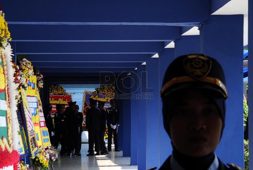 Calon Wisudawan berkumpul sebelum mengikuti upacara pelepasan di Sekolah Tinggi Perikanan, Jakarta, Senin (1/9).(Foto: Tahta Aidilla).