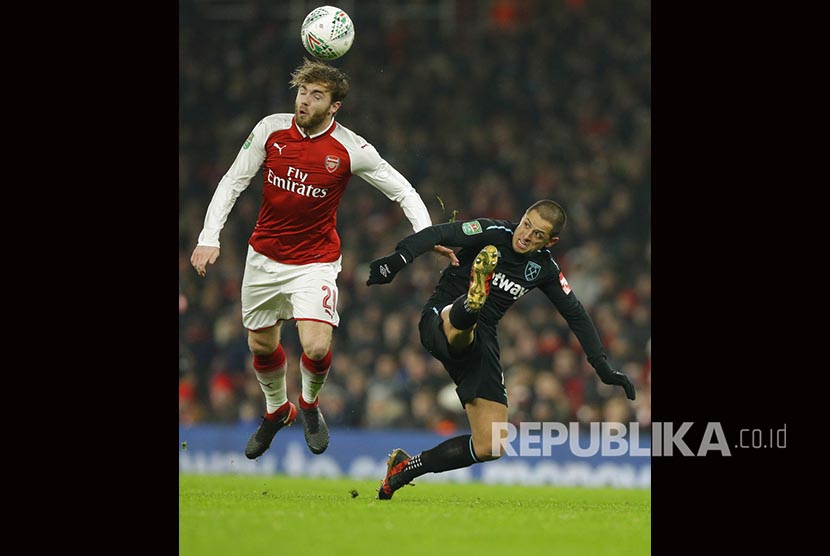 Calum Chambers (kiri) bakal absen memperkuat Arsenal menghadapi Manchester United.