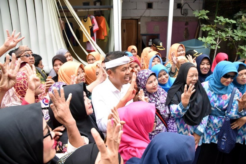 Calwagub Jabar Dedi Mulyadi bersama masyarakat di Bekasi, Senin (19/3).