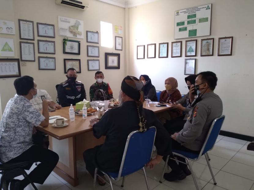 Camat Buah Batu sedang rapat pertemuan dengan MUI Kecamatan, Kemenag, Polsek dan koramil.