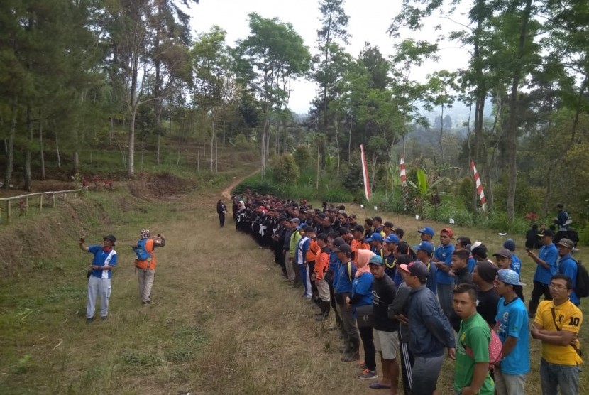Camat Sendang, Drs. Hartono, A.P. bersama tim Expedisi Lereng Wilis RNPB Laznas LMI (Lembaga Manajemen Infaq), Kelompok Peduli Hutan Lindung, Perhutani, Cabang Dinas Kehutanan Trenggalek, KUD Tani Wilis, Koptan Jasa Tirta, dan ribuan PSHT Cabang Sendang, dan Masyarakat Dusun Beru Kecamatan Sendang Kabupaten Tulungagung saling membahu dalam aksi penghijauan hutan lindung dengan menanam sebanyak 5 ribu pohon (22/9). 