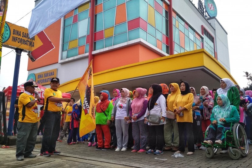Camat Warudoyong, Kota Sukabumi, Samiarto melepas peserta kegiatan jalan santai yang diadakan oleh AMIK BSI Sukabumi. 