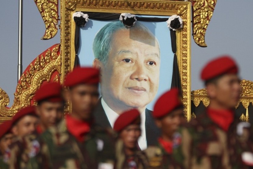 Cambodian soldiers stand in front of a portrait of the late former King Norodom Sihanouk during celebrations marking the 59th anniversary of the country's independence from France, in central Phnom Penh November 9, 2012. (file photo)  