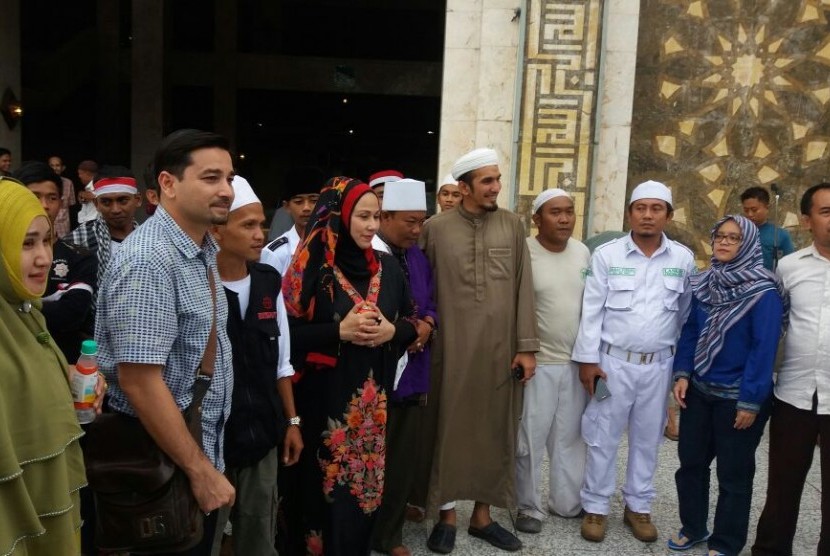 Camelia Malik (keempat dari kiri) bersama artis-artis  dan tokoh lainnya menyambut para peserta Aksi Super Damai 212 di Masjid At-Tiin Jakarta, Kamis (1/12/2016).