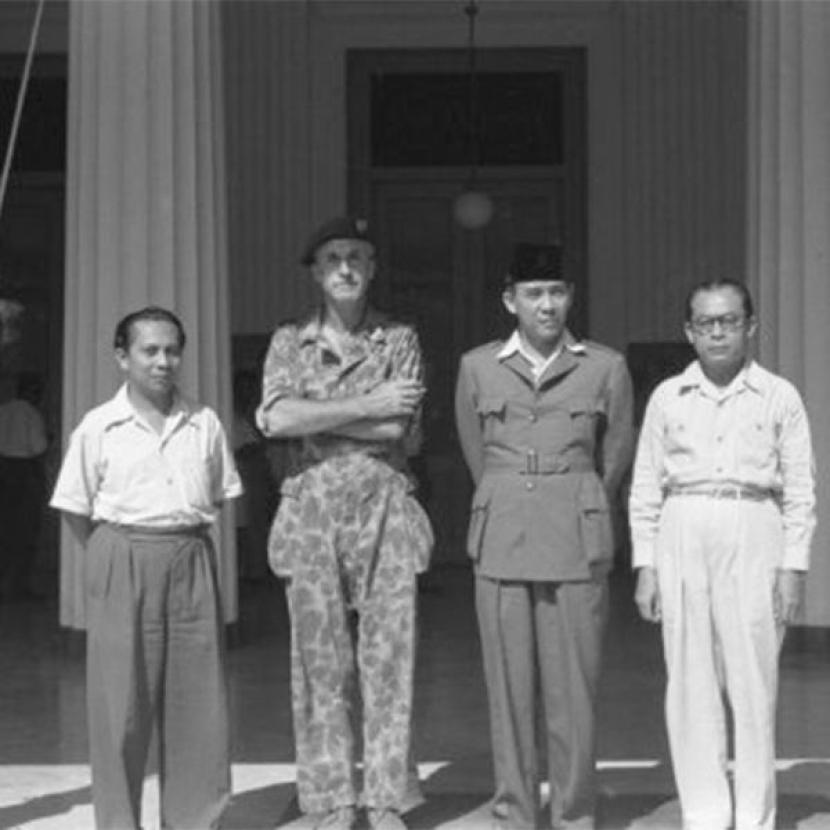 Hari kemerdekaan pada 17 Agustus 1945 beriringan dengan bulan Ramadhan. Foto:   Sjahrir, Sukarno, dan Hatta berfoto bersama Letnan Kolonel Van Beek (Komandan KST) di Yogyakarta. 