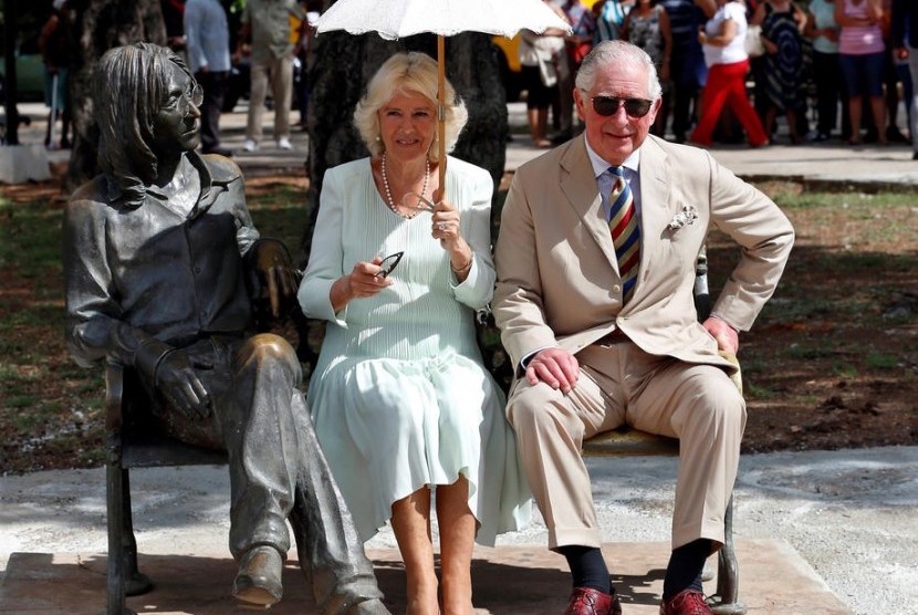 Pangeran Charles dan istrinya Camilla. Anggota keluarga Kerajaan Inggris ini mengunjungi RS Royal Gloucestershire untuk menyampaikan ucapan terima kasih kepada tenaga medis yang berjasa dalam menghadapi pandemi Covid-19.