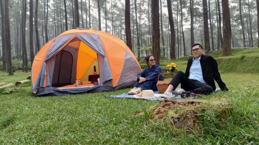 Camping Rasa Hotel Berbintang di Tengah Hutan Pinus