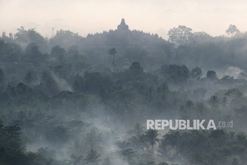 Candi Borobudur dan kawasan sekitarnya terlihat dari Punthuk Setumbu, Borobudur, Magelang, Jawa Tengah.