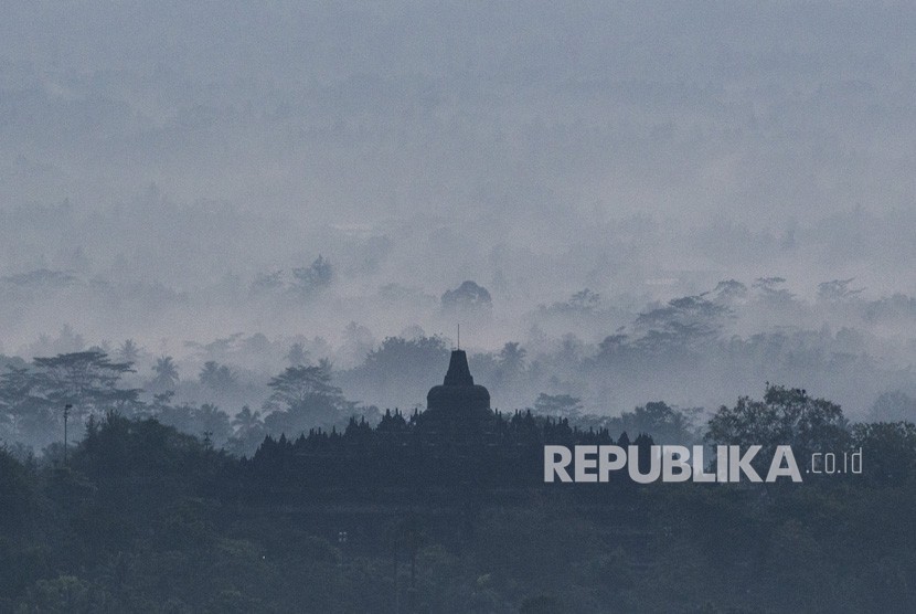 Candi Borobudur dan kawasan sekitarnya terlihat dari Punthuk Setumbu, Borobudur, Magelang, Jawa Tengah, Kamis (30/11).