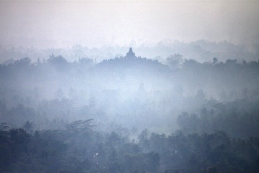 Candi Borobudur dengan puncak stupanya di tengah kabut pagi difoto dari Puntuk Situmbu, Dusun Kurahan, Desa Karang Rejo, Magelang.