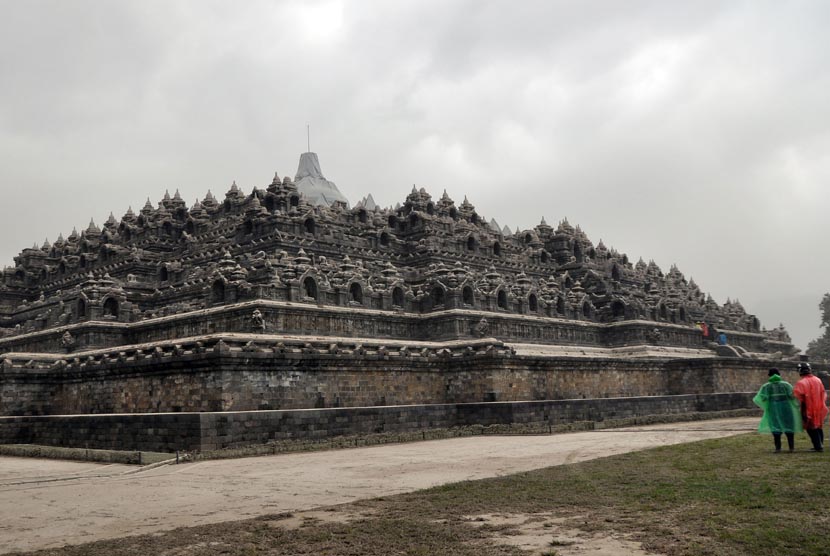   Candi Borobudur tampak berwarga abu-abu akibat tertutup abu vulkanik erupsi gunung Kelud di Candi Borobudur, Magelang Jateng, Jumat (14/2).    (Antara/Anis Efizudn)