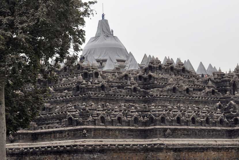 Candi Borobudur tampak berwarga abu-abu akibat tertutup abu vulkanik erupsi gunung Kelud di Candi Borobudur, Magelang Jateng, Jumat (14/2).   (Antara/Anis Efizudn)