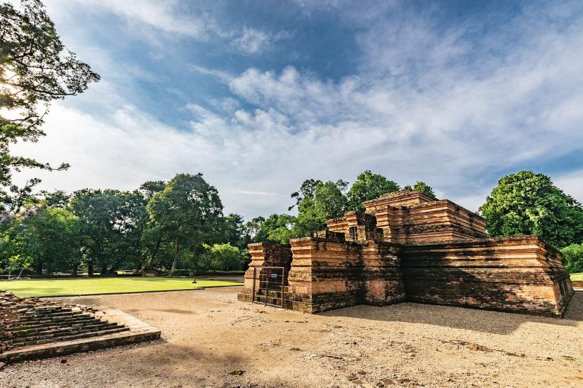 Candi Muaro Jambi di Provinsi Jambi. Kompleks ini dahulu menjadi pusat religius Kerajaan Sriwijaya.