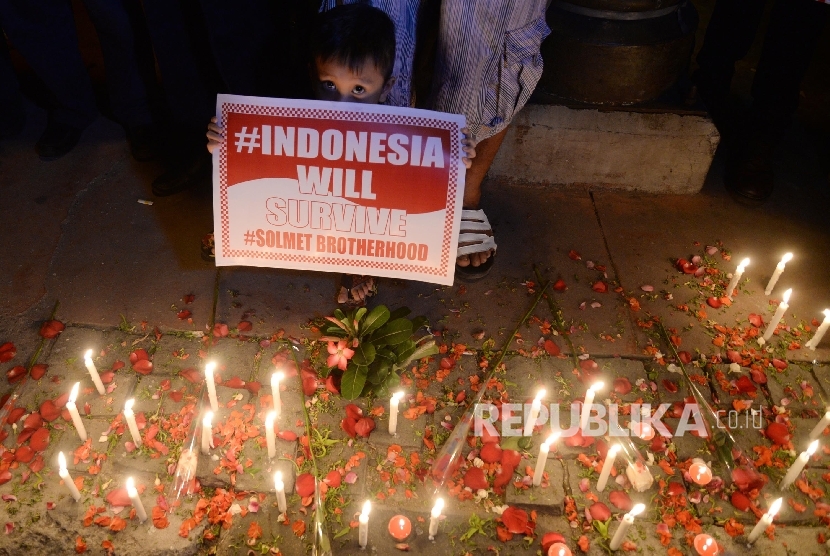 Candles solidarity for bomb victims
