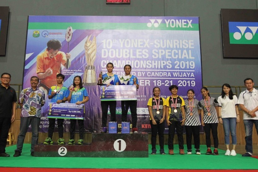 Candra Wijaya (kanan) dalam pembagian hadiah juara 10th Yonex-Sunrise Doubles Special Championships 2019, Sabtu (21/9).