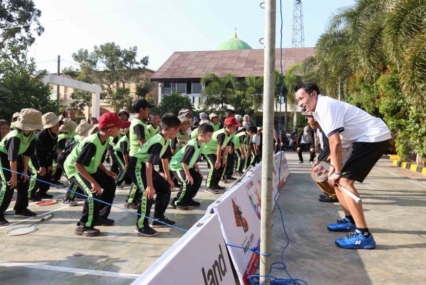 Candra Wijaya memberikan pelatihan kepada siswa SD Negeri 02 Jelupang yang mengikuti kegiatan Sinar Mas Land Mencari Juara 2019.