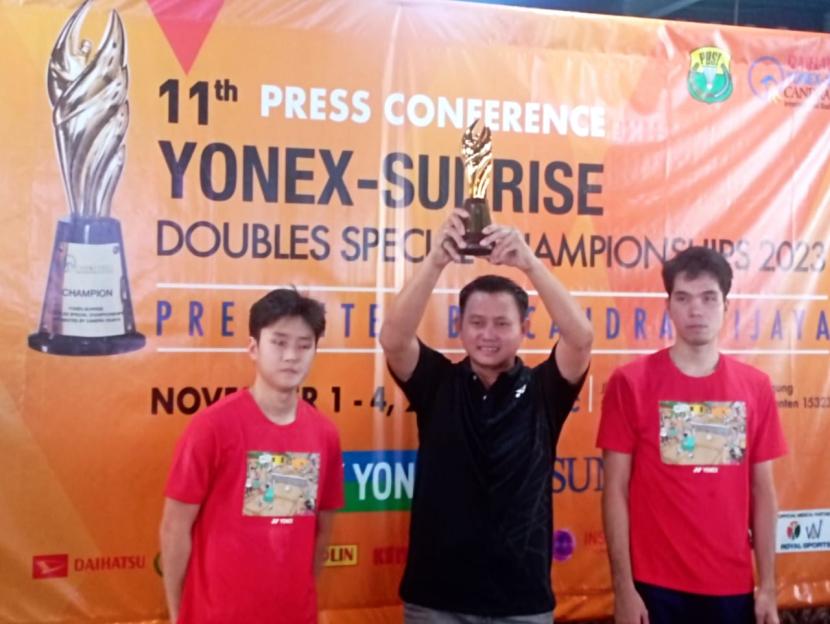 Candra Wijaya (tengah) dalam konferensi pers 11th Yonex-Sunrise Doubles Special Championships 2023.