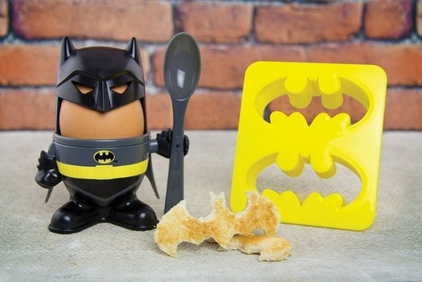 Cangkir telur dengan desian kostum Batman