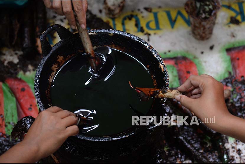 Canting dan lilin sebagai bahan utama membatik dikenal secara universal di sentra-sentra penghasil batik. Foto: Republika/Yasin Habibi