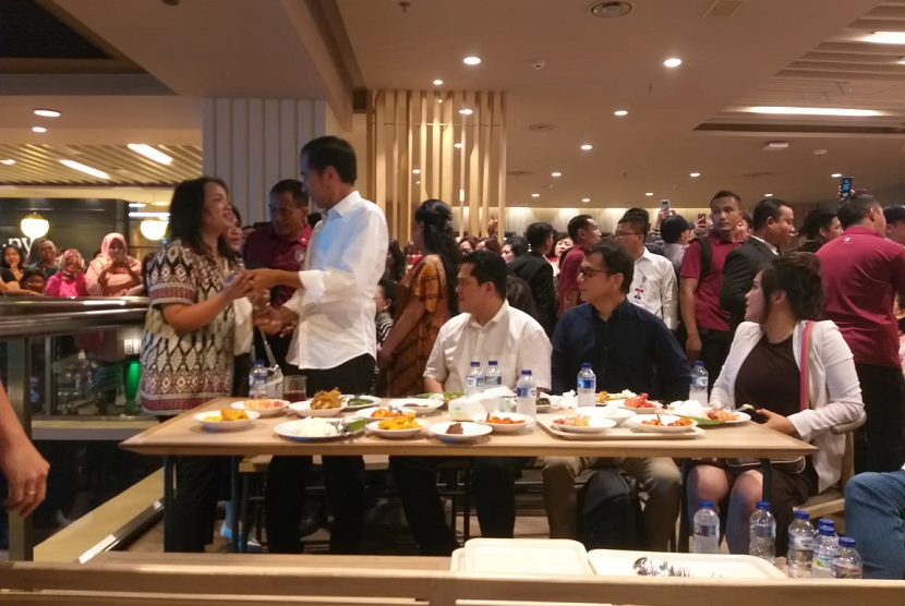 Capres 01 Jokowi bersantap siang bersama Ketua TKN Erick Thohir di Grand Indonesia, Sabtu (20/4). 