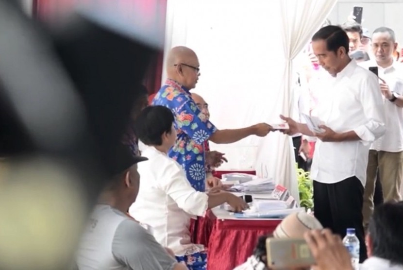Capres Jokowi sesaat menggunakan hak suaranya di TPS 008, Gedung Lembaga Administrasi Negara (LAN), Rabu (17/4)