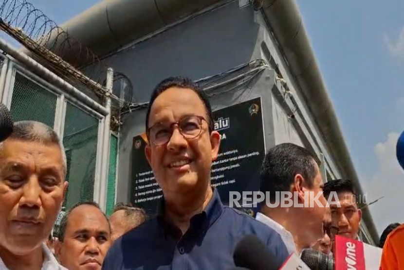 Capres 2024 Anies Rasyid Baswedan saat ditemui di Rutan Cipinang, Jakarta Timur, Jumat (1/8/2025).