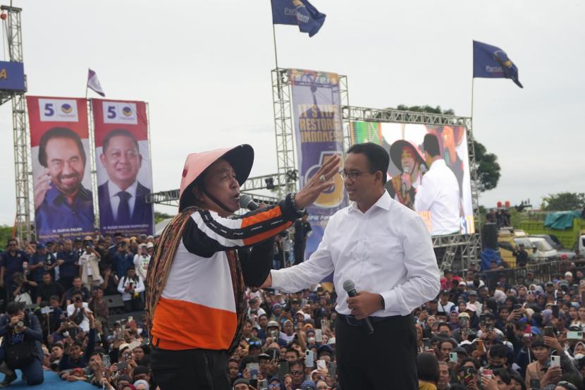 Capres Anies Rasyid Baswedan mendengarkan curhatan nelayan bernama Sappe saat kampanye akbar di Lapangan Lumpue, Kecamatan Bacukiki Barat, Kota Parepare, Sulawesi Selatan, Selasa (6/2/2024).