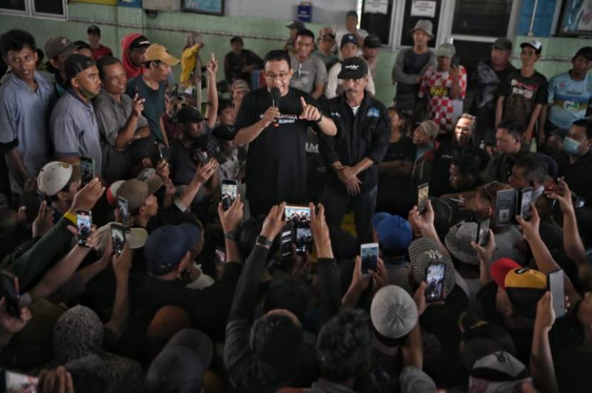 Capres Anies Rasyid Baswedan saat berkampanye di Tuban, Jawa Timur, Jumat (29/12/2023).