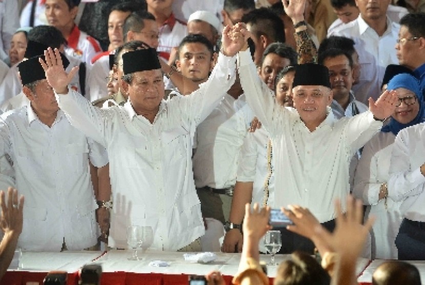 Capres-Cawapres Gerindra-PAN Prabowo (kiri) dan Hatta Rajasa (kanan) mendeklarasikan sebagai pasangan calon Presiden dan Cawapres RI 2014-2019 di Rumah Polonia, Jakarta, Senin (19/5). Pasangan Prabowo - Hatta Rajasa diusung oleh Partai Gerindra, PAN, PPP, 