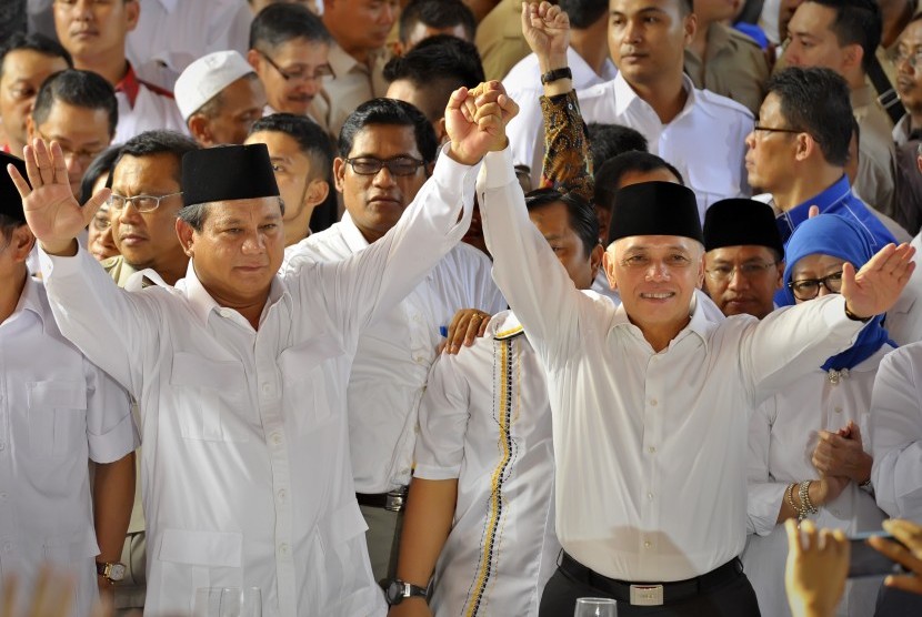  Capres-Cawapres Gerindra-PAN, Prabowo Subianto (kiri) dan Hatta Rajasa (kanan), mendeklarasikan sebagai pasangan calon Presiden dan Cawapres RI 2014-2019 di Rumah Polonia, Jakarta, Senin (19/5). 