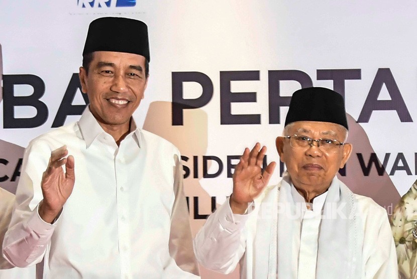 Capres-cawapres nomor urut 01 Joko Widodo-Ma'ruf Amin tiba untuk mengikuti debat pertama Pilpres 2019, di Hotel Bidakara, Jakarta, Kamis (17/1/2019). 