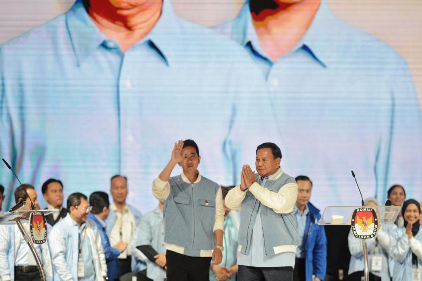 Capres dan cawapres nomor urut 2 Prabowo Subianto dan Gibran Rakabuming Raka saat mengikuti sesi Debat Kelima Calon Presiden Pemilu 2024 di Jakarta Convention Center (JCC), Jakarta.