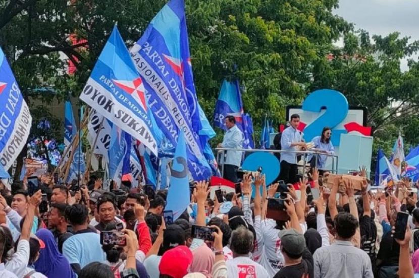 Capres dan cawapres Prabowo Subianto-Gibran Rakabuming Raka menaiki mobil terbuka menuju lokasi kampanye akbar di Lapangan Simpang Lima Semarang, Ahad (28/1/2024).