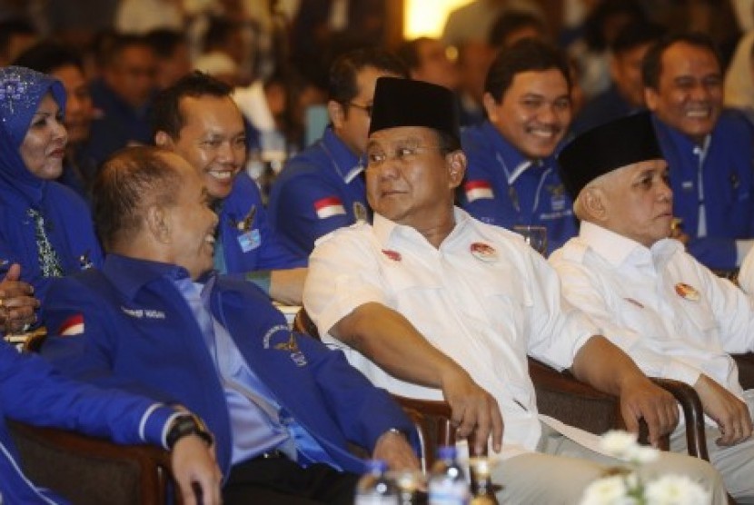 Capres dari Koalisi Merah Putih Prabowo Subianto (tengah) didampingi Cawapres Hatta Rajasa (kanan) berbincang dengan Ketua Harian DPP Partai Demokrat Syarief Hasan (kiri) serta pengurus partai ketika melakukan dialog dengan Partai Demokrat di Jakarta, Ahad