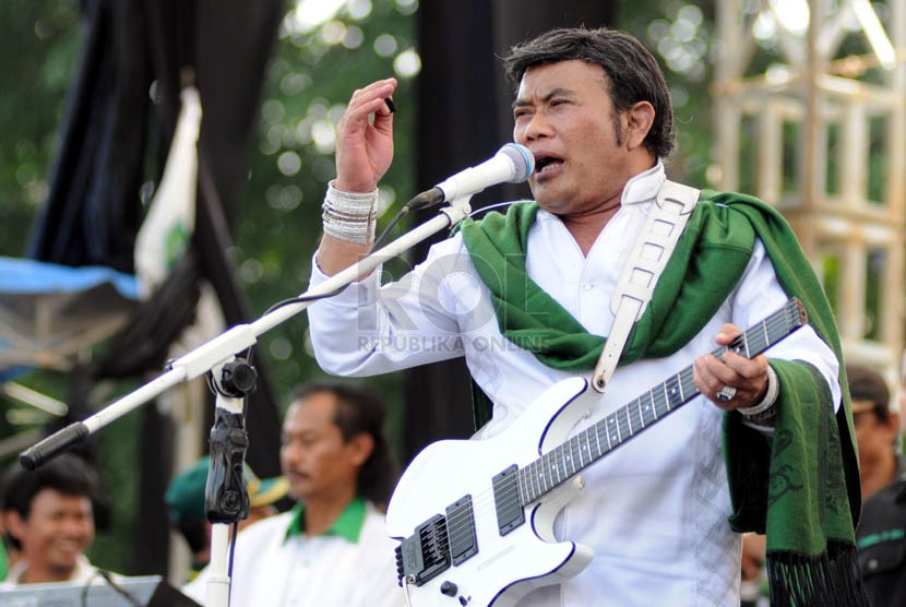  Capres dari Partai Kebangkitan Bangsa Rhoma Irama menyanyi di hadapan massa simpatisan partai dalam kampanye terbuka di Pulo Mas, Jakarta, Senin (24/3).  (Republika/Aditya Pradana Putra)