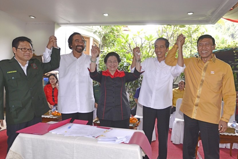 Capres dari PDIP Joko Widodo (kedua kanan) bersama Ketum PDIP, Megawati Soekarnoputri; Ketum Hanura, Wiranto; Ketum Nasdem, Surya Paloh; dan Ketum PKB, Muhaimin Iskandar usai penandatanganan dukungan untuk Jokowi pada Senin (19/5). 