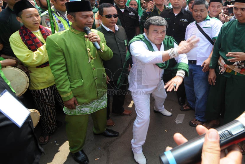  Capres dari PKB Rhoma Irama beratraksi silat ala Betawi Palang Pintu saat kampanye terbuka di Pulo Mas, Jakarta, Senin (24/3). (Republika/Aditya Pradana Putra)