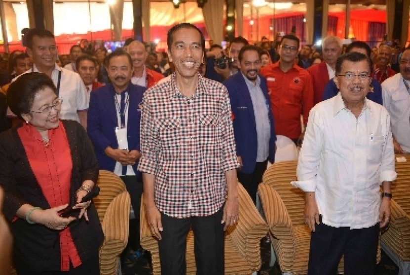 Capres Joko Widodo alias Jokowi (tengah) yang didampingi Cawapres Jusuf Kalla (kanan) bersama dengan Ketua Umum PDIP Megawati Soekarnoputri saat menghadiri acara Rapat Kerja Nasional (Rakernas) II Partai NasDem di Ancol, Jakarta, Selasa (27/5).
