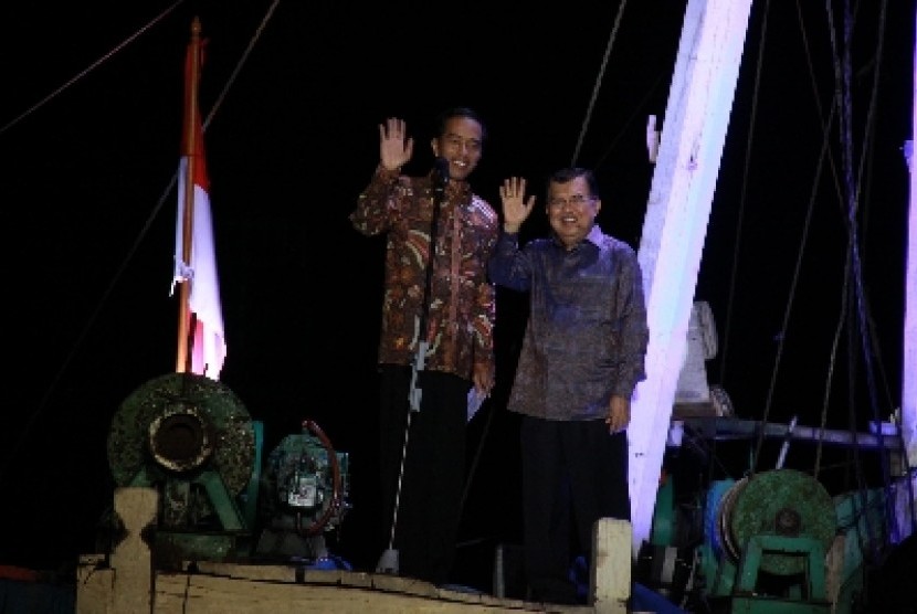 Capres Joko Widodo dan cawapres Jusuf Kalla saat berpidato kemenangan di atas kapal di Pelabuhan Sunda kelapa, Jakarta, Selasa (22/7) malam. 