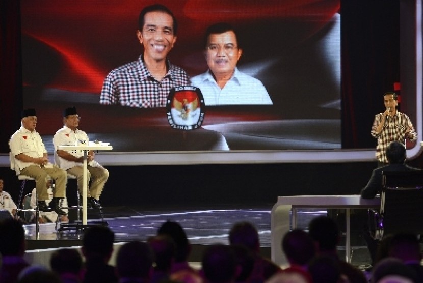 Capres Joko Widodo (kanan) menyampaikan visi misi disaksikan pasangan Prabowo Subianto dan Hatta Rajasa (kiri) saat debat final di Jakarta, Sabtu (5/7).