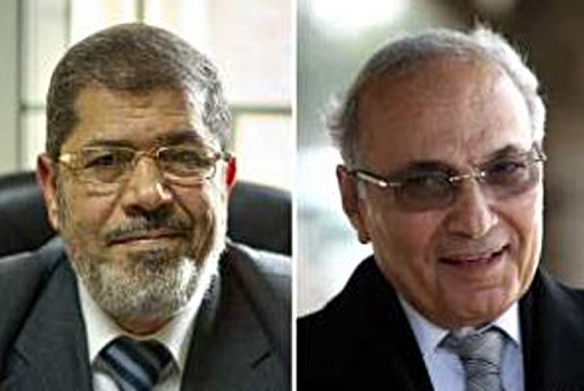 Capres Mesir Dr Mohamed Moursi (60) dan  Jenderal (Purn) Ahmed Shafik (70)