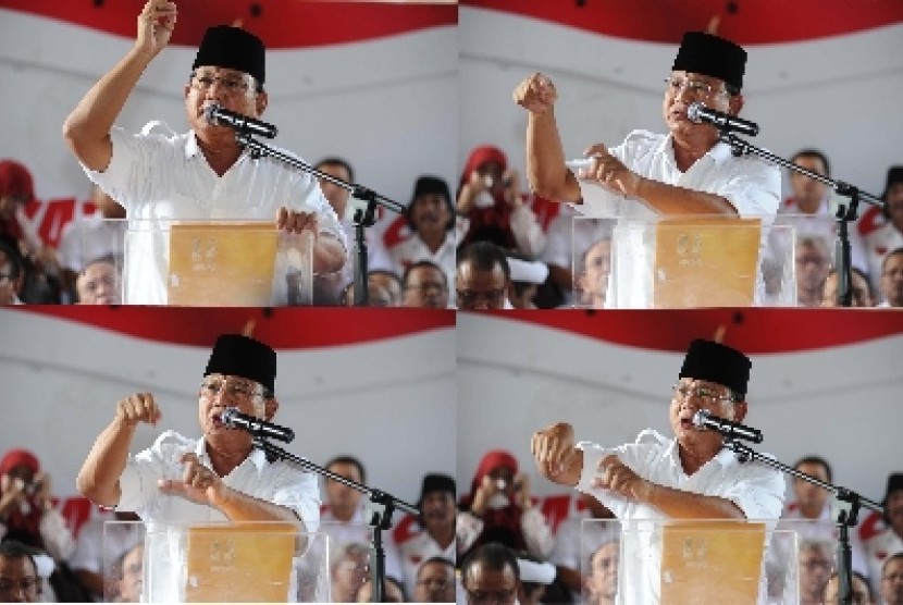 Capres no urut 1 Prabowo Subianto berbicara usai rapat dengan Koalisi Merah putih di Rumah pemenangan, Polonia, Jakarta, Selasa (22/7) 