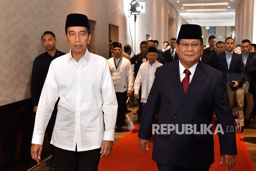 Capres nomor urut 01 Joko Widodo (kiri) berjalan bersama capres no urut 02 Prabowo Subianto sebelum mengikuti Debat Pertama Capres & Cawapres 2019, di Hotel Bidakara, Jakarta, Kamis (17/1/2019).