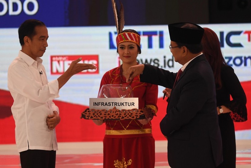 Capres nomor urut 01 Joko Widodo (kiri) dan Capres nomor urut 02 Prabowo Subianto (kanan) mengikuti debat capres 2019 putaran kedua di Hotel Sultan, Jakarta, Ahad (17/2/2019).