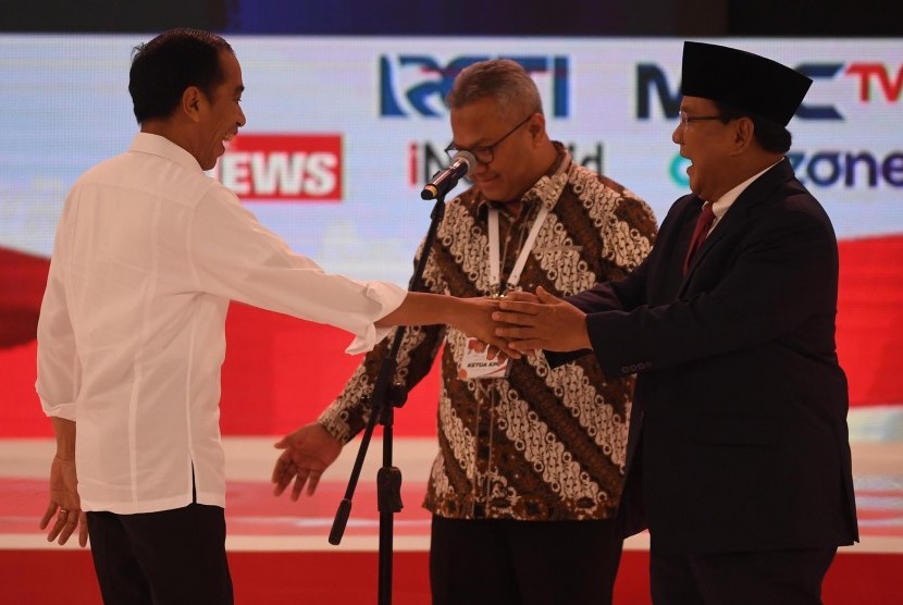 Capres No 01 Joko Widodo dan Capres No 02 Prabowo Subianto usai debat kedua calon presiden pemilu 2019, Jakarta, Ahad (17/2).